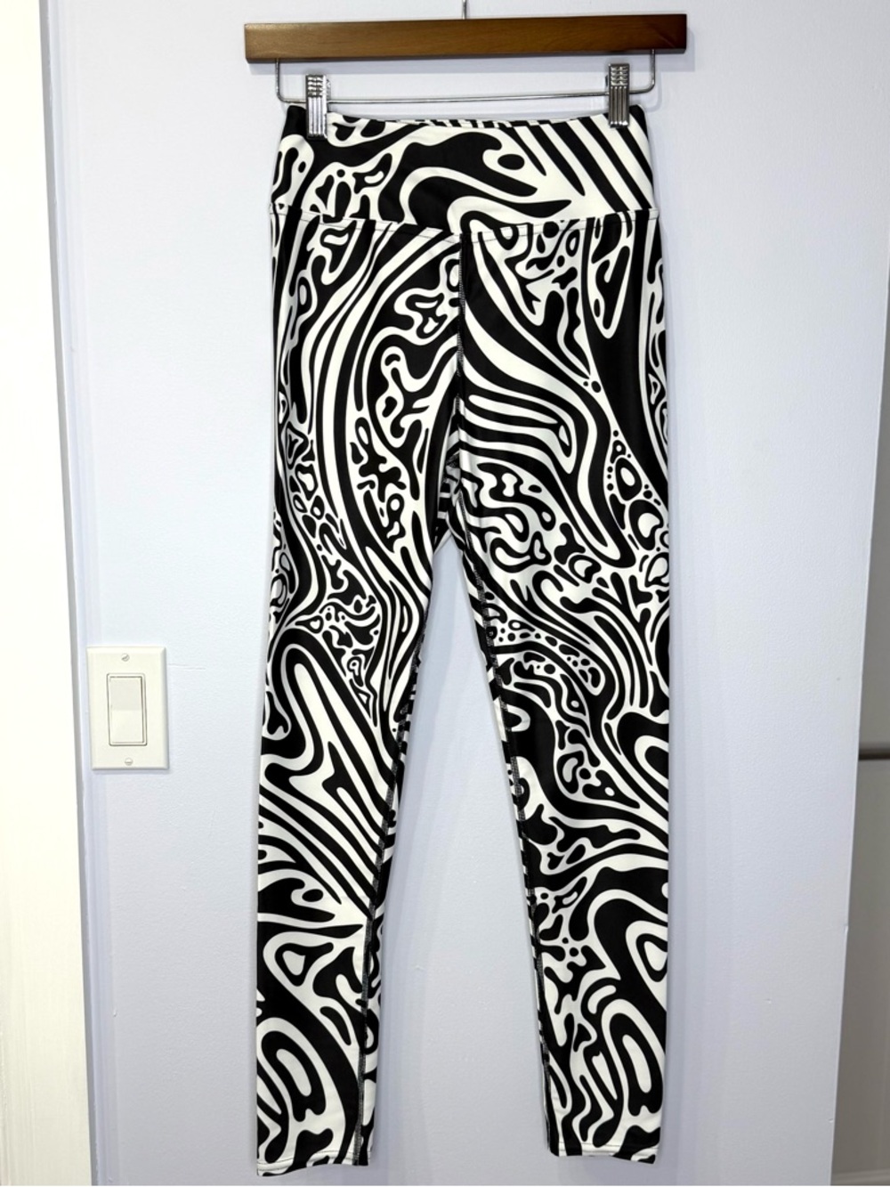 Fierce Pulse Women’s size Medium Black & White Swirl Pattern Leggings. Like new!